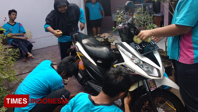 Siswa SLB C Pertiwi Ponorogo dilatih wirausaha layanan cuci sepeda motor.  (Foto: Evita Mukharohmah/TimesIndonesia)