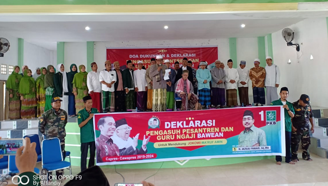 Deklarasi dukungan dari guru ngaji dan ulama se Pulau Bawean, Gresik ke duet Jokowi- KH Ma'ruf Amin. (FOTO: Istimewa). 