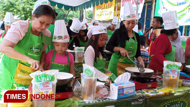 Ibu dan anak peserta lomba fun cooking yang digelar Alfamart. (FOTO: Rudi/TIMES Indonesia)