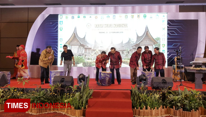 Pembukaan Rakernas APPSI oleh ketua umum APPSI Longki Djanggola didampingi Soekarwo. (FOTO: Kiagus Firdaus/TIMES Indonesia).