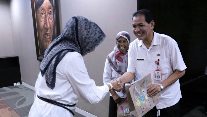 Wali Kota Batu, Dewanti Rumpoko memberikan bingkisan untuk ASN yang akan memasuki masa purna tugas. (FOTO: Istimewa/TIMES Indonesia) 