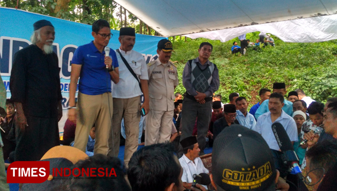 Mantan politisi senior PDIP Kabupaten Bondowoso Jawa Timur, Abdul Fatah (baju hitam sebelah kiri Sandi) bersama beberapa mantan kades saat memberikan dukungan untuk Sandiaga Uno (FOTO: Moh Bahri/TIMES Indonesia) 