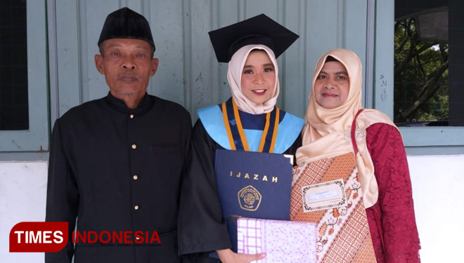 Desy Akhiri bersama kedua orang tuanya. (FOTO: AJP/TIMES Indonesia)