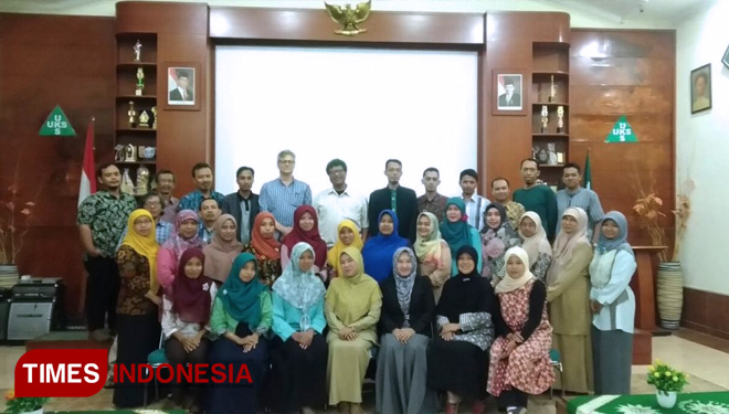 Seluruh tim peneliti dari tiga wilayah di Jawa berfoto bersama usai mengikuti workshop penulisan hasil penelitian, Selasa (19/2/2019). (FOTO: Dokumentasi tim peneliti ICRS).  (FOTO: AJP/TIMES Indonesia)