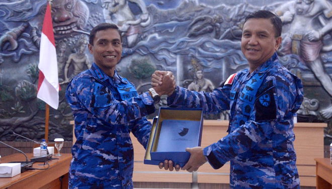 Danlanud Abd Saleh Malang,  Marsma TNI Andi Wijaya (kiri) saat menyerahkan memorandum kepada Kol (Pnb) Hesly Paat, Senin (18/2/2019) lalu. (FOTO: Istimewa)