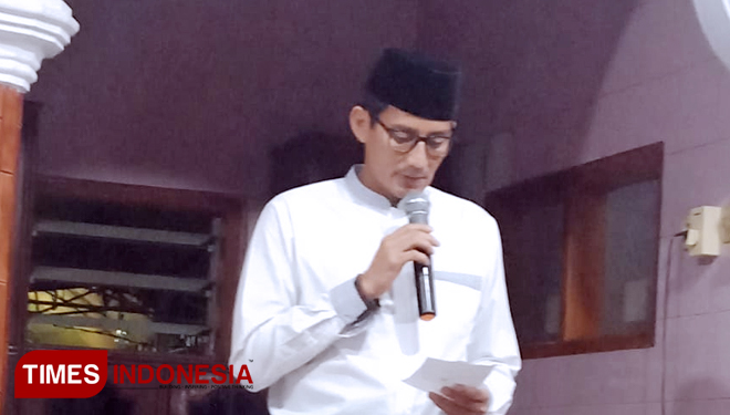 Sandiaga Uno saat memberi sambutan dalam acara Haul ke 7 Hadratus Syekh KH Achmad Sufyan Miftahul Arifin, Situbondo, Rabu (20/2/2017/9) malam. (FOTO: Uday/TIMES Indonesia)