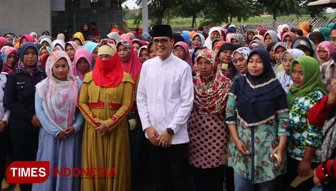 Sukron bersama Nyai Hj. Isya'iyah As'ad (baju kuning) dan karyawan Pabrik PT Panca Mitra Multiperdana (PMMP) Situbondo. (Foto : Syamsul Arifin/ TIMES Indonesia)