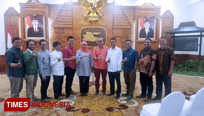 Kiagus Firdaus (lima dari kiri) dari TIMES Indonesia bersama perwakilan Radar-Radar Jawa Pos berfoto bersama Gubernur Khofifah (tengah). (FOTO: Nasrullah/TIMES Indonesia)
