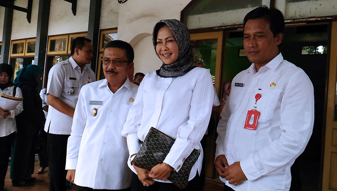 Wali Kota Batu Dewanti Rumpoko berfoto bersama Wakil Wali Kota Batu, Punjul Santoso dan Sekda Kota Batu  (FOTO: Muhammad Dhani Rahman/TIMES Indonesia) 