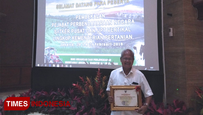 Kepala BBPP Batu, Wasis Sarjono,S.Pt, M.Si menerima penghargaan Terbaik II kinerja anggaran 2018, Jakarta (20/2/2019). (FOTO: AJP/TIMES Indonesia)