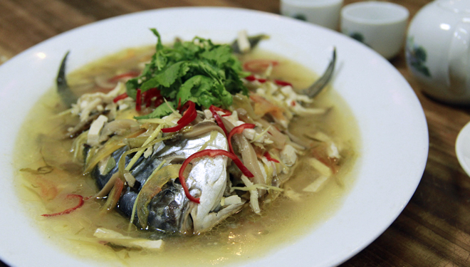 Menikmati sepiring olahan ikan Golden River King yang dimasak ala Teo Chew Style di Lan Hua Restaurant, Mercure Grand Mirama Surabaya, Rabu (20/2/2019). (FOTO: Istimewa)