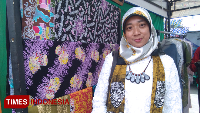 Aulya Rishmawati Pengelola Batik Blimbing. (FOTO: Rosidatul Hasanah/ TIMES Indonesia)