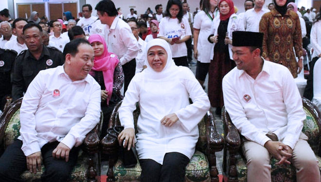 Gubernur Jawa Timur, Dra. Hj Khofifah Indar Parawansa bersama calon Wali Kota Surabaya, Gus Hans dan Pengusaha dibalik pemenangan Khofifah, Yohanes Jahja.
