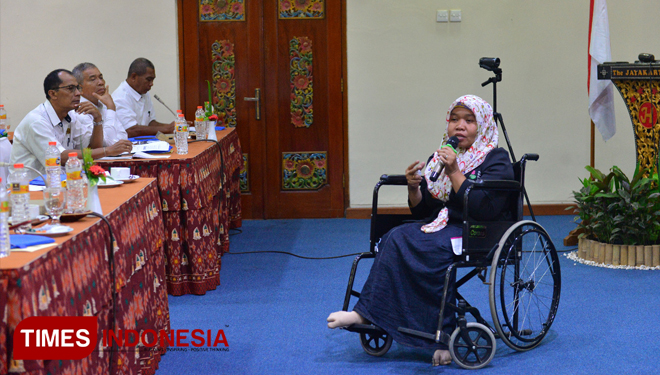 Ketua HWDI NTB, Sri Sukarni saat melontarkan kritik di Forum Lalu Lintas Angkutan Jalan (FLLAJ) Pemkab  Lombok Barat.(FOTO: Humas Lombok Barat for TIMES Indonesia) 