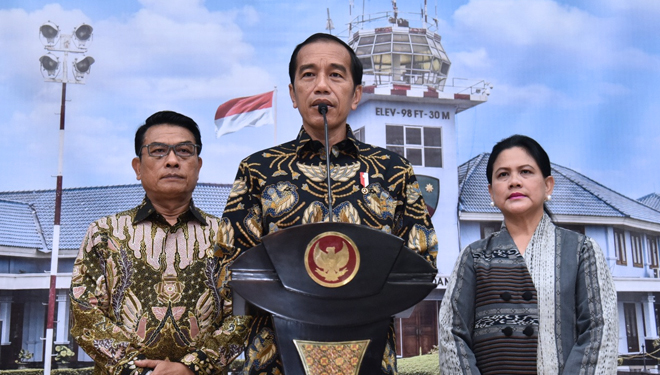 Presiden Jokowi didampingi istri, Iriana Joko Widodo dan Kepala Staf Kepresidenan RI Moeldoko, Kamis (21/2/2019) di Lanud Halim Perdanakusuma Jakarta. (FOTO: Setkab RI)