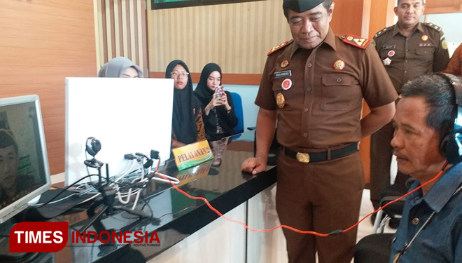 Kajari Sidoarjo Budi Handaka menuntun warga yang akan berkonsultasi masalah hukum dengan Kasi Intelkam Kejari Sidoarjo Idham Khalid dengan melakukan video call di customer service. (FOTO: Rudi Mulya/TIMES Indonesia)