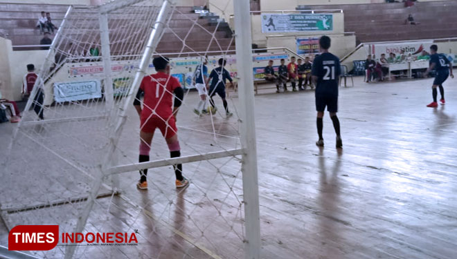 Suasana pertandingan futsal di GOR Ki Mageti, dalam rangka milad MAN 3 Magetan (FOTO: Aditya Candra for TIMES Indonesia)