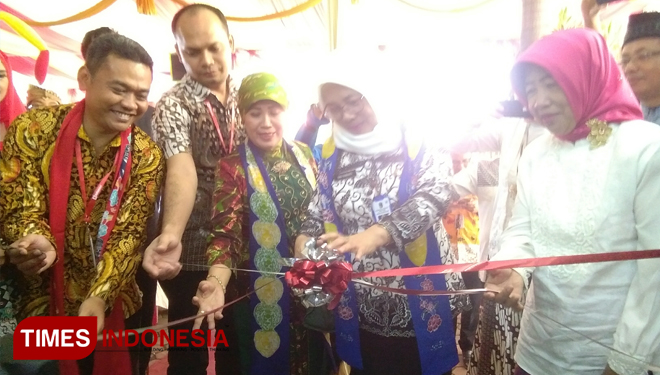 Pemotongan pita peresmian Alfamidi Class oleh Dra. Ema Sumiyati, Msi dan Dra. Zubaidah, MM (FOTO: Rosidatul Hasanah/ TIMES Indonesia)