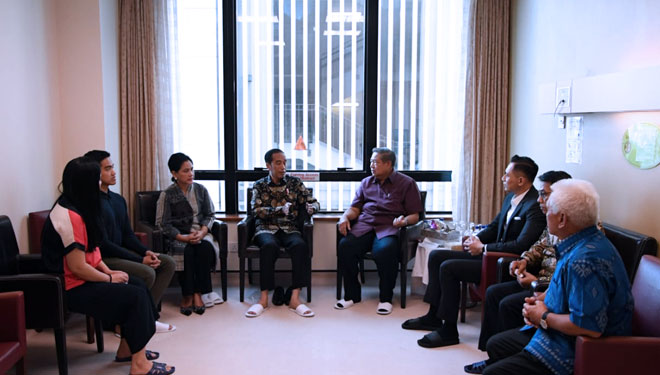 Presiden Jokowi berbincang dengan SBY saat menjenguk ibu Ani Yudhoyono di NUH Singapura, Kamis (21/2/2019). (FOTO: Setpres)