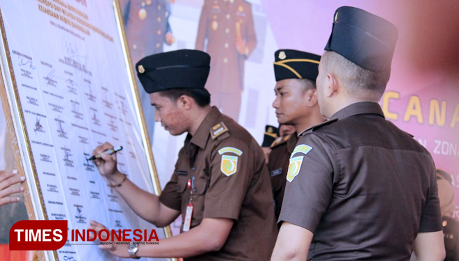 Pegawai Kejari Bangkalan menandatangi komitmen Zona Integritas menuju WBK dan WBBM. (FOTO: Doni Heriyanto/TIMES Indonesia)