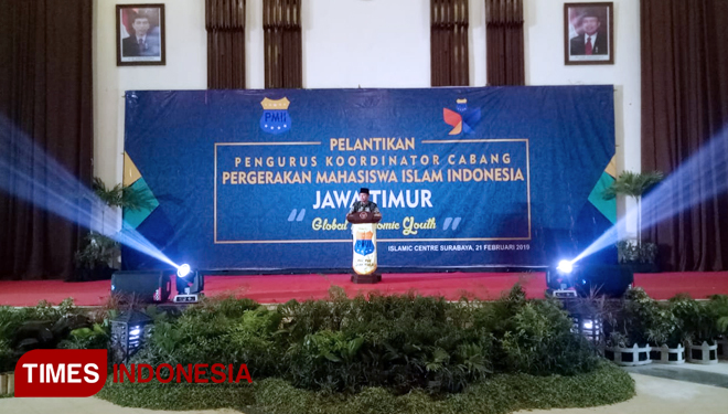 Wakil Gubernur Jawa Timur, Emil Elistianto Dardak saat memberi sambutan Pelantikan PKC PMII Jawa Timur di Islamic Center Surabaya, Kamis (21/2/2019. (FOTO: Nasrullah/TIMES Indonesia)