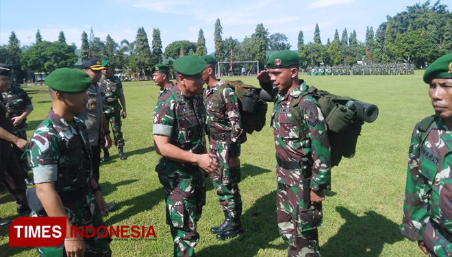 Panglima Kodam V Brawijaya, Mayjend TNI Wisnoe Prasetya Boedi saat memberangkatkan prajurit Yonzipur 5 Kepanjen (FOTO: Binar Gumilang/TIMES Indonesia)