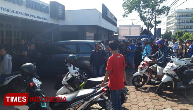 Antrean Aremania menukarkan tiket  di  kantor Arema FC  Jalan Mayjen Pandjaitan no 42 Kota Malang pada (22/2/2019. (FOTO: Ovan Setiawan/Times Indonesia)