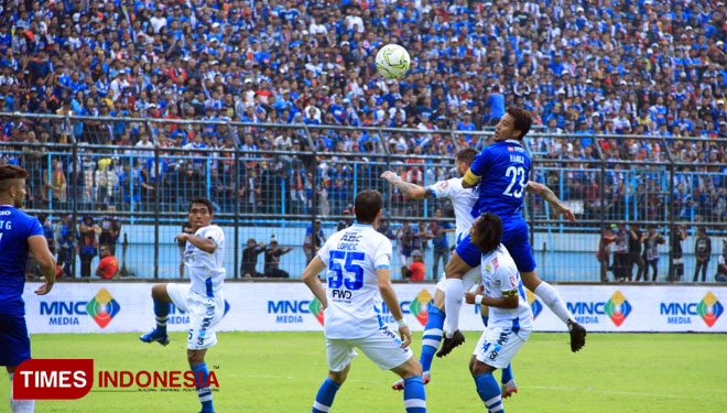 ILUSTRASI - Persib Bandung vs Arema FC. (FOTO: Dok. TIMES Indonesia)