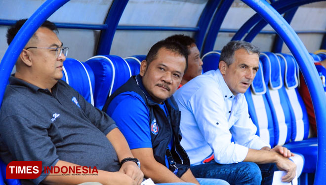 CEO Arema FC, Ir R Agoes Soerjanto (baju biru). (FOTO: Dok. TIMES Indonesia)