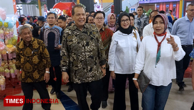 CT mengajak pengunjung, termasuk Wali Kota Sutiaji dan Wali Kota Batu Dewanti Rumpoko berkeliling Transmart MX Mall Malang, Jumat (22 /02/19). (FOTO: Adhitya Hendra/TIMES Indonesia)