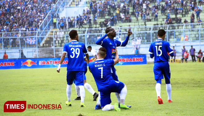 Makan Konate pencetak gol pertama pertandingan Arema FC vs Persib Bandung di leg kedua babak 16 besar Piala Indonesia, Jumat (22/2/2019). (Foto: Tria Adha/TIMES Indonesia)