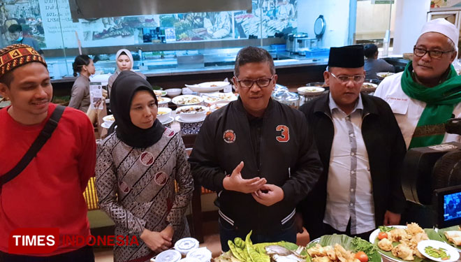 Sekretaris TKN duet Jokowi-KH Ma'ruf Amin usai menyantap kuliner di Resto Sajian Sambara di Jalan Trunojoyo, Kota Bandung. (FOTO: Monang Sinaga for TIMES Indonesia).