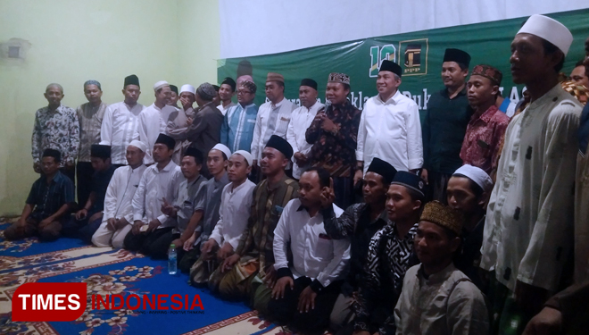 Iskandar Syaikhu saat mendapatkan dukungan dari alumni pesantren di Gresik (FOTO: Akmal/TIMES Indonesia)