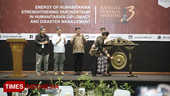Direktur HAM dan Kemanusiaan Kementerian Luar Negeri RI, Dr. Achsanul Habib memukul gong sebagai tanda dibukanya pertemuan pegiat kemanusias SEAHUM di Hotel Inna Garuda, Kamis malam (21/2/2019). (FOTO: SEAHUM/TIMES Indonesia)