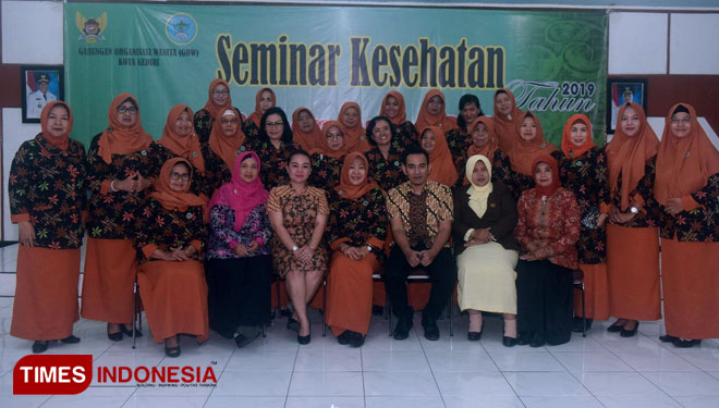 Foto bersama usai Seminar kesehatan menopause di Ruang Joyoboyo Kota Kediri, Jumat (22/2/2019) (Foto: cas/TIMES Indonesia)
