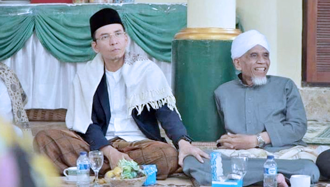 TGH Muhammad Zainul Majdi (kiri) dan Tuan Guru Turmudzi saat bersilahturahim di Pondok Pesantren NU Qamarul Huda, Bagu, Lombok Tengah, belum lama ini. (FOTO: Istimewa) 