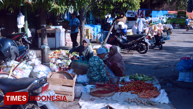 Para pedagang yang berjualan diluar area pasar sayur Magetan (FOTO: M Kilat Adinugroho/TIMES Indonesia)