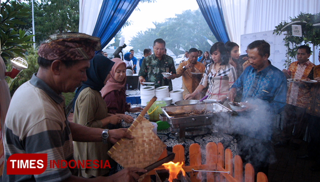 Pengunjung dan tamu undangan Pesta Sate Wisata Bukit Sentul bisa menyaksikan proses pembakaran sate. (FOTO: Binar Gumilang/TIMES Indonesia)
