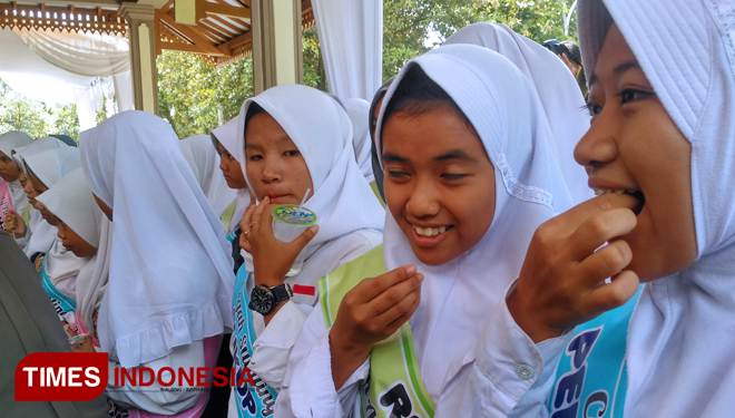 Pemberian tablet penambah darah untuk remaja putri atau siswi oleh Dinas Kesehatan Kabupaten Bondowoso (FOTO: Moh Bahri/TIMES Indonesia) 