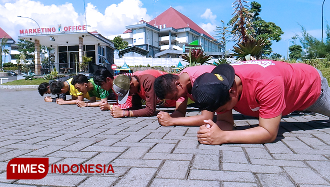 Para atlit Puslatkot Paralayang Kota Batu berlatih fisik di Perumahan Batu Panorama. (FOTO: Muhammad Dhani Rahman/TIMES Indonesia) 