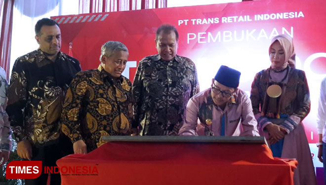 Penandatanganan peresmian prasasti Transmart MX Mall Malang oleh Walikota Malang, Sutiaji (FOTO: Adhitya Hendra /TIMES Indonesia)