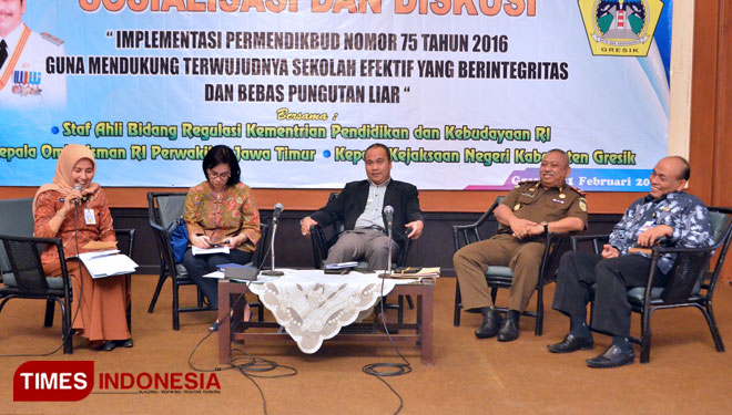 Staf ahli menteri bidang regulasi Mendikbud RI Chatarina Muliana saat berdiskusi dihadapan ratusan kepala sekolah dan guru di Kabupaten Gresik (Foto: Akmal/TIMES Indonesia).