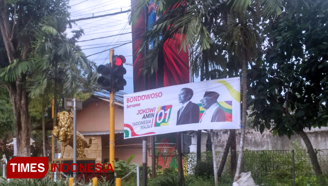 Alat Peraga Kampanye (APK) capres nomor urut 01 Jokowi-Ma'ruf, di perempatan lampu merah Hotel Palm Kabupaten Bondowoso (FOTO: Moh Bahri/TIMES Indonesia) 