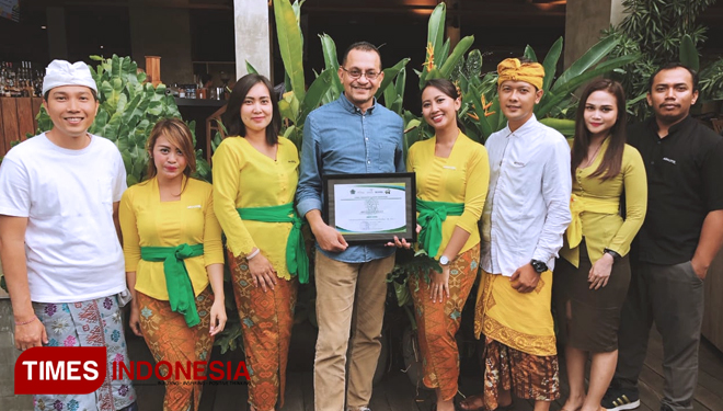 Goya A.Mahmud General Manager ARTOTEL Sanur - Bali (tengah), bersamaTeam saat memamerkan penghargaan Hotel Green Award. (FOTO: Istimewa)