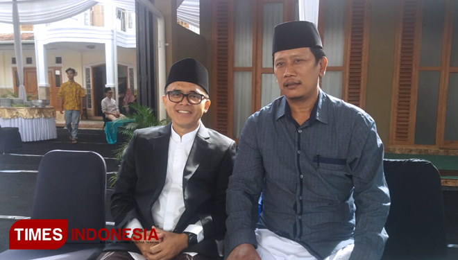 Supriyadi, Kades Karangdoro, Kecamatan Tegalsari, saat bersama Bupati Banyuwangi, Abdullah Azwar Anas. (FOTO: Syamsul Arifin/TIMES Indonesia)