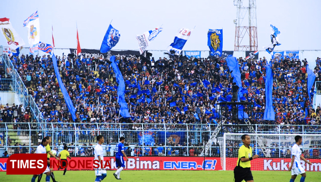 Pertandingan Arema FC saat melawan Persib Bandung (Foto: Tria Adha/TIMES Indonesia)