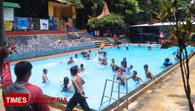 Suasana kolam renang Taman Rekreasi Kota Malang saat weekend. (FOTO: Rosidatul Hasanah/TIMES Indonesia)