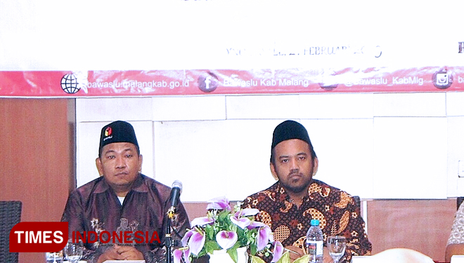 Ketua Bawaslu Kabupaten Malang M Wahyudi (kiri) saat kegiatan sosialisasi pengawasan dana kampanye (Foto : Binar Gumilang / TIMES Indonesia)