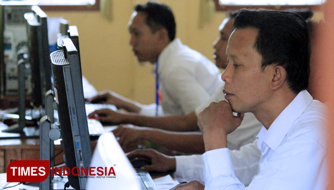Peserta seleksi P3K di Kabupaten Bangkalan ketika mengerjakan soal menggunakan Computer Assisted Test (CAT). (FOTO: Doni Heriyanto/TIMES Indonesia)