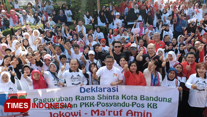 Deklarasi ratusan ibu-ibu anggota Paguyuban Rama Shinta Kota Bandung, yang merupakan kumpulan kader Relawan PKK-Posyandu-Pos Keluarga Berencana. (FOTO: TKN for TIMES Indonesia).